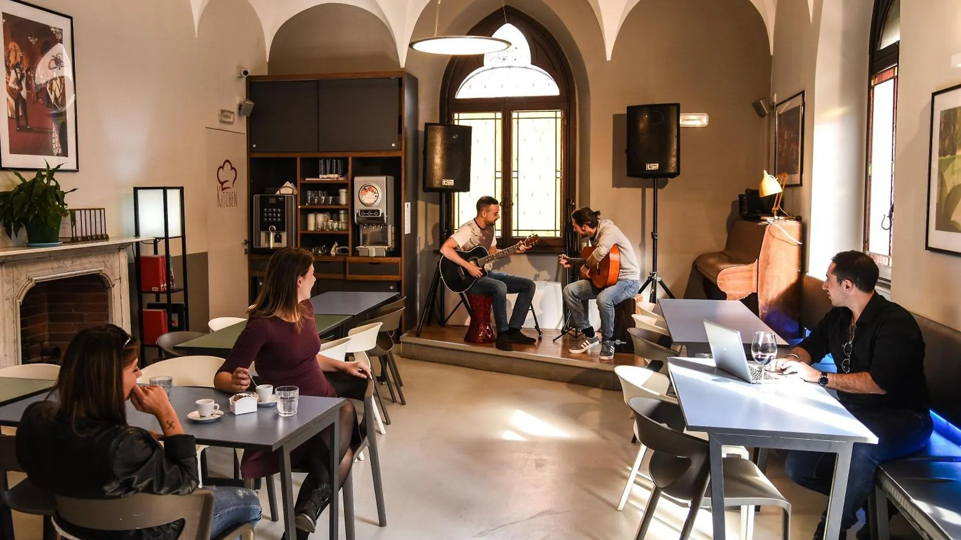 מילאנו Babila Hostel & Bistrot