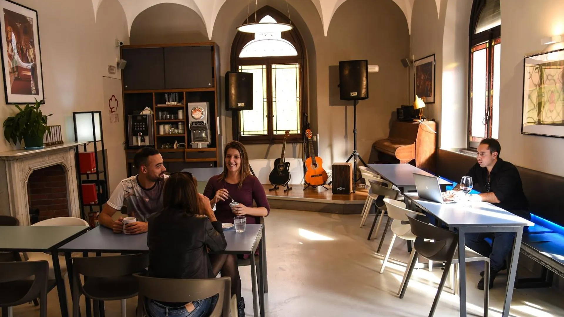 מילאנו Babila Hostel & Bistrot 0*,  איטליה
