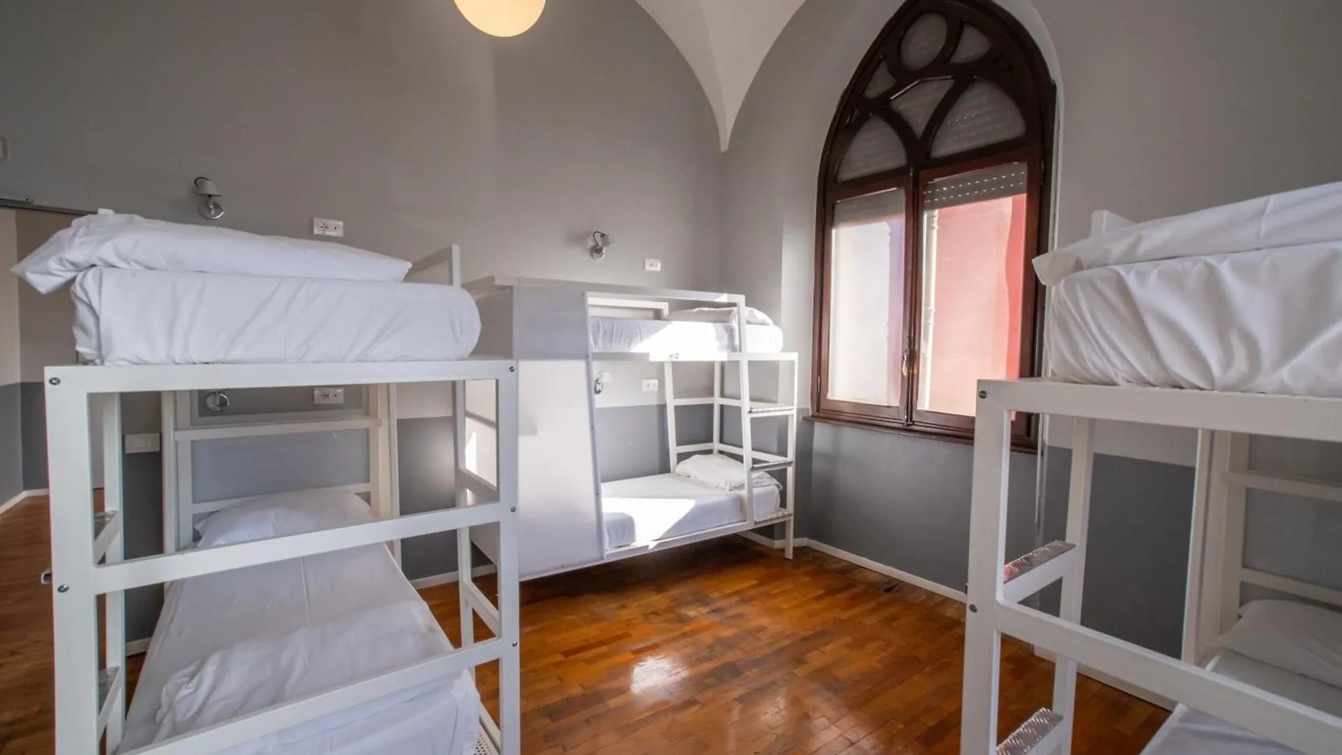 מילאנו Babila Hostel & Bistrot 0*,  איטליה